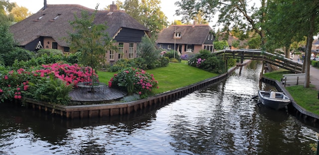 Giethoorn ontdekken vanaf het water met een giethoorn rondvaart